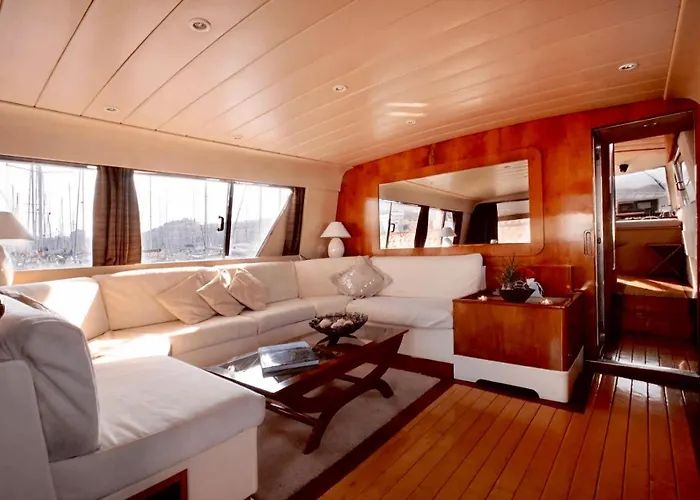 Yacht Idealement Situe Au Coeur Du Vieux-Port