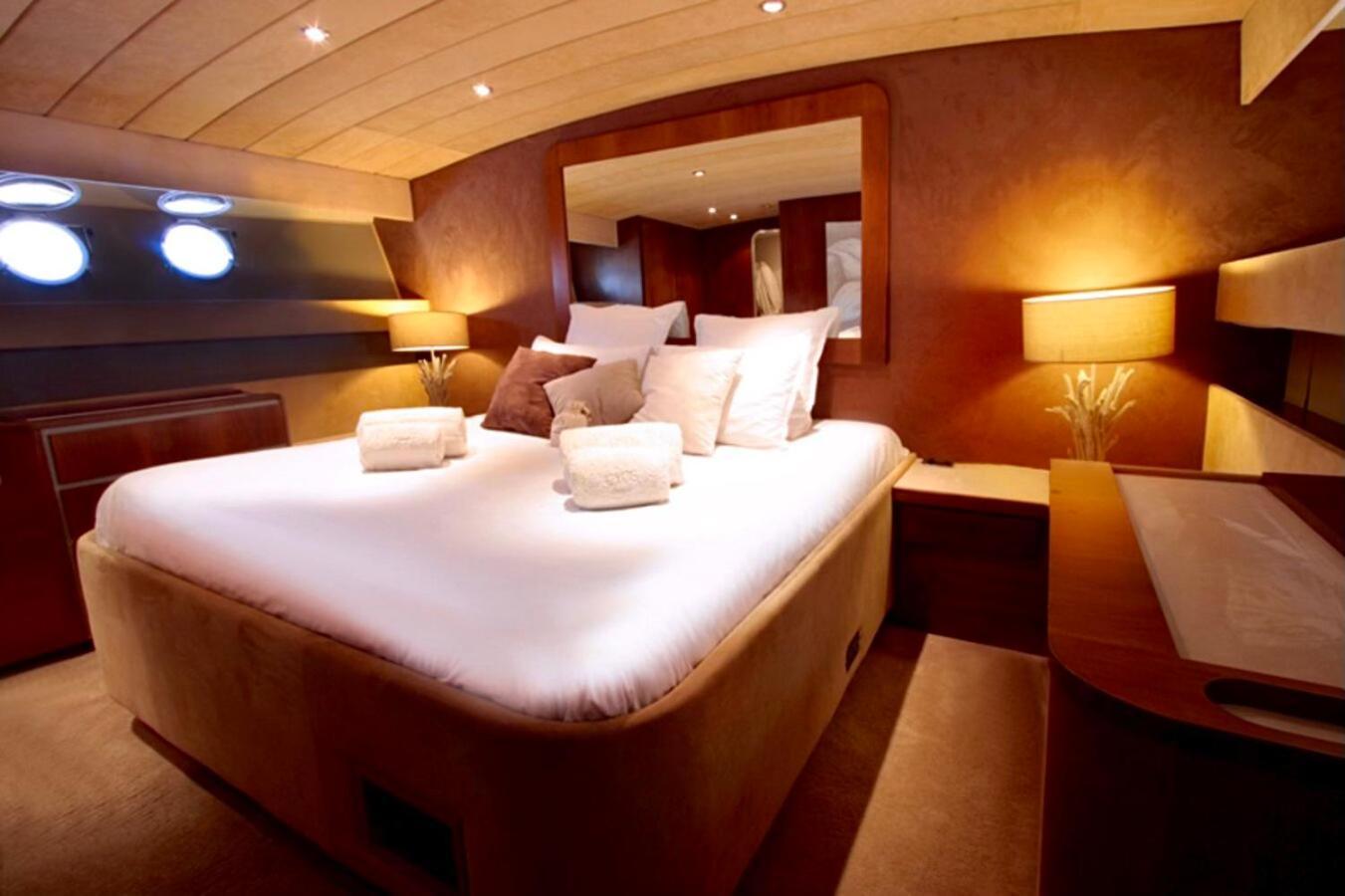 Yacht Idealement Situe Au Coeur Du Vieux-port Marseilles